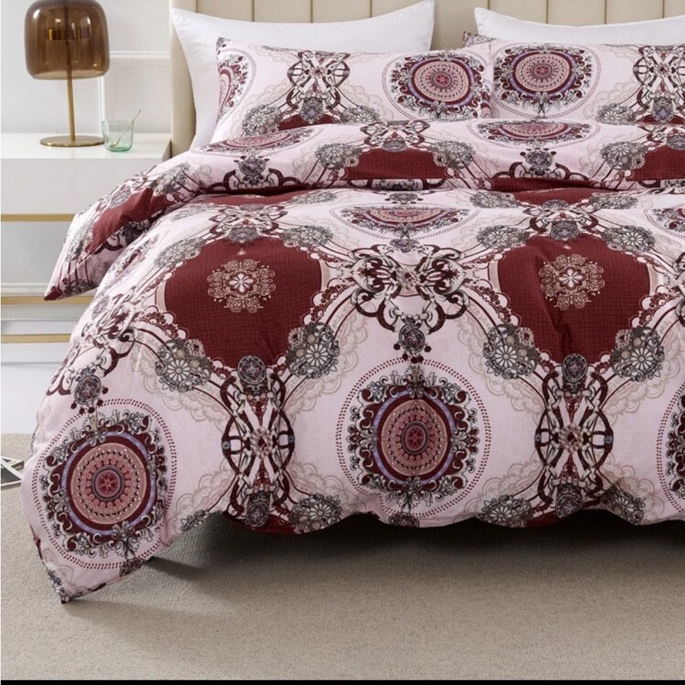 Elegant Medallion Pattern Comforter Set in Burgundy and Pink - Unbranded